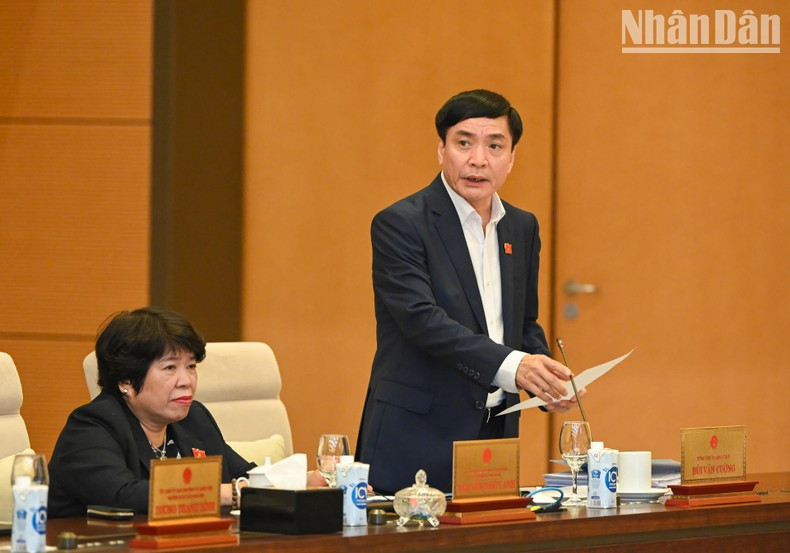 越南国会秘书长、国会办公厅主任裴文强在会议上发言。