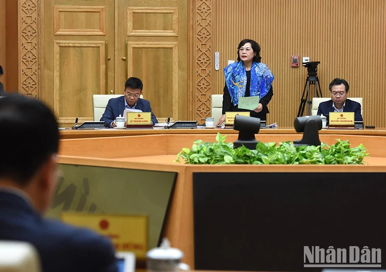 国家银行行长阮氏红发表讲话。