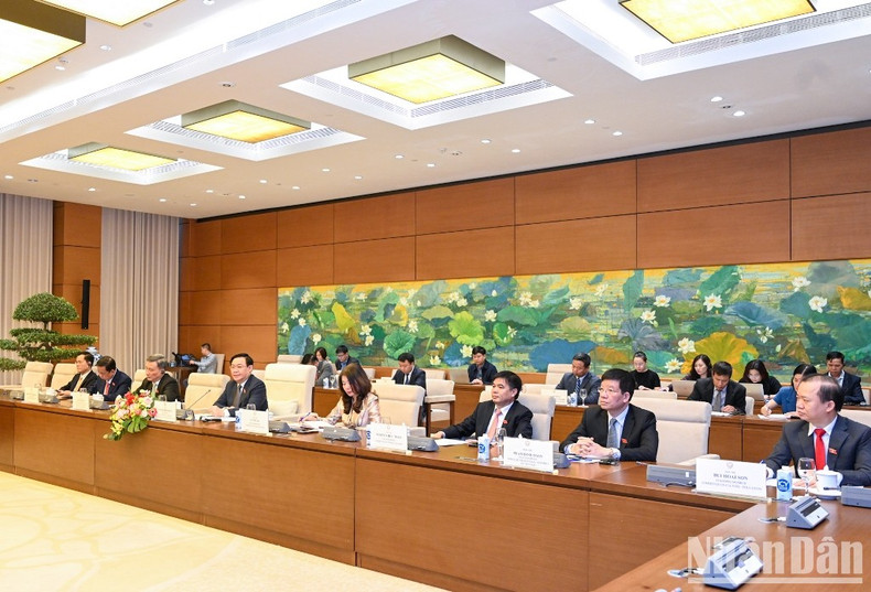 越南国会成员和各位代表与会。