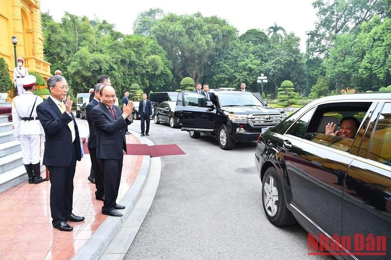 阮春福主席向柬埔寨参议院主席赛冲一行挥手致意。