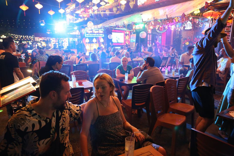 2023年12月31日会安古街迎来大量游客。（图片来源：laodong.vn）