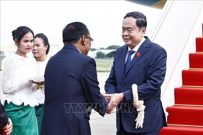 柬埔寨高层领导欢迎国会主席陈青敏。 柬埔寨高层领导欢迎国会主席陈青敏。