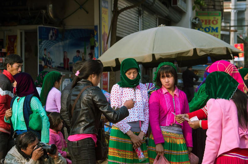 民族同胞参观集市。