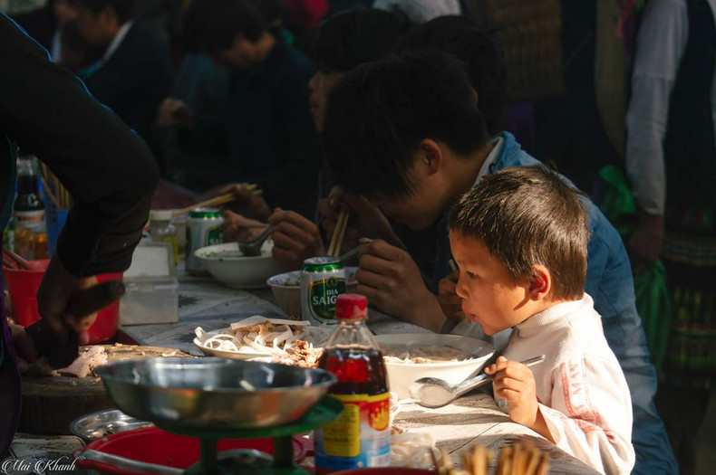 人们品尝美食。