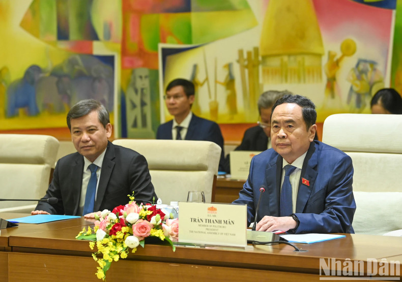 国会主席陈青敏发表讲话。 国会主席陈青敏发表讲话。