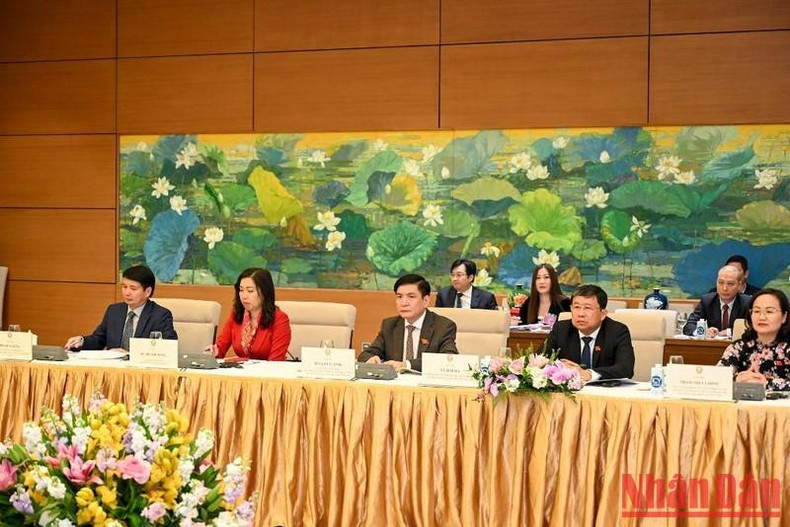 国会秘书长、国会办公厅主任裴文强，国会对外委员会主任武海河和越南代表团一同出席。