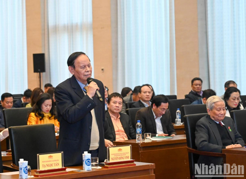 阮鸿荣先生发表讲话。 阮鸿荣先生发表讲话。