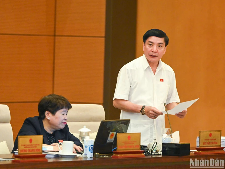 越南国会秘书长、国会办公厅主任裴文强发表讲话。