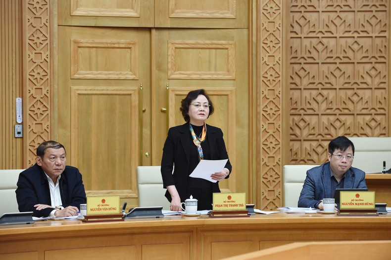 内务部部长范氏青茶在会议上发言。