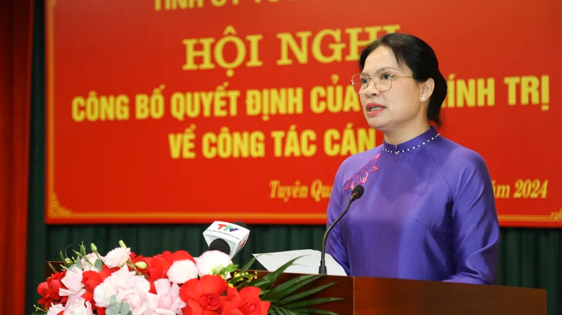 何氏娥同志发表讲话。 何氏娥同志发表讲话。