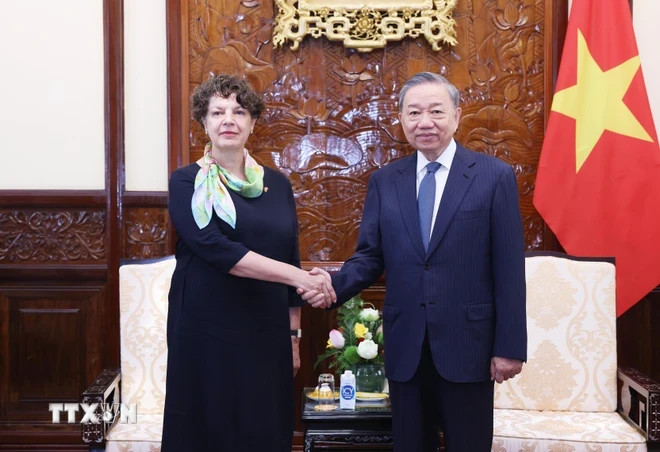 越共中央总书记、国家主席苏林会见德国新任驻越南大使赫尔加·玛格丽特·巴特。 越共中央总书记、国家主席苏林会见德国新任驻越南大使赫尔加·玛格丽特·巴特。