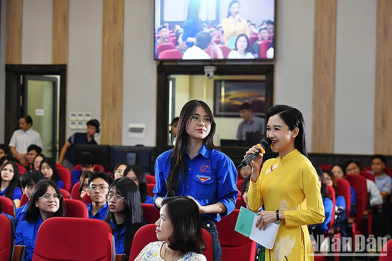 年经记者发言。 年经记者发言。