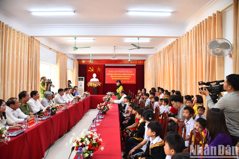 张氏梅女士和工作代表团走访奠边省综合社会保障单位。 张氏梅女士和工作代表团走访奠边省综合社会保障单位。