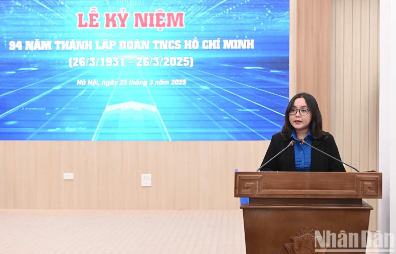 人民报社党委委员、人民报社胡志明共青团书记黎庆平发言。 人民报社党委委员、人民报社胡志明共青团书记黎庆平发言。