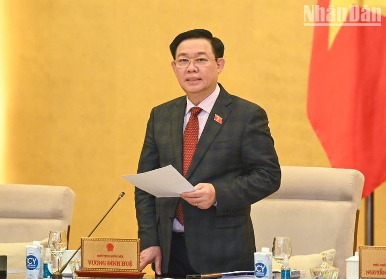 国会主席王廷惠致开幕词。