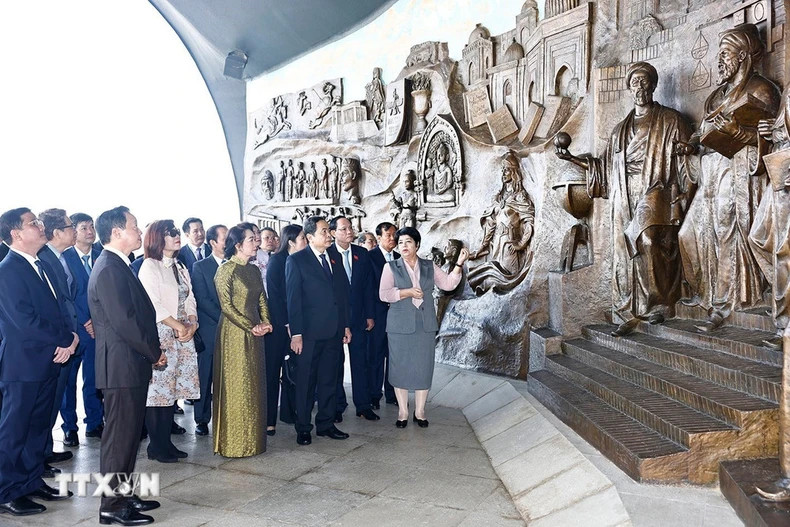 国会主席陈青敏和夫人听取关于独立纪念碑的介绍。