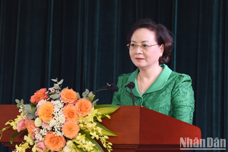 越共中央委员、中央组织部副部长、内务部部长范氏清茶在会议上发表讲话。