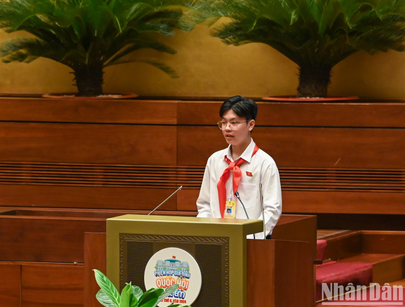 儿童模拟国会主席黎嘉荣发表讲话。 儿童模拟国会主席黎嘉荣发表讲话。