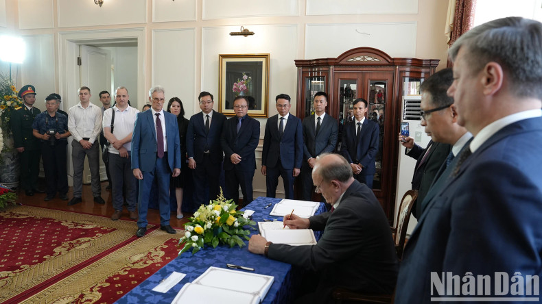 俄罗斯共产党主席久加诺夫在吊唁簿上留言。 俄罗斯共产党主席久加诺夫在吊唁簿上留言。