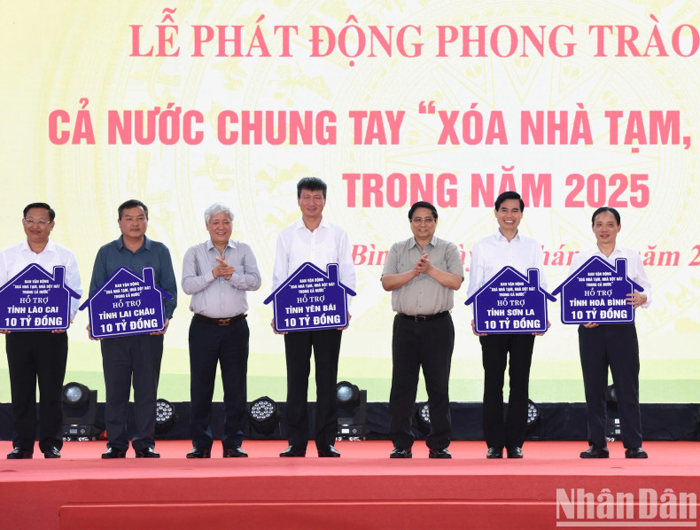 范明正总理和越南祖国阵线中央委员会主席杜文战向西北地区5各省份发放致力于贫困者基金会的资金。