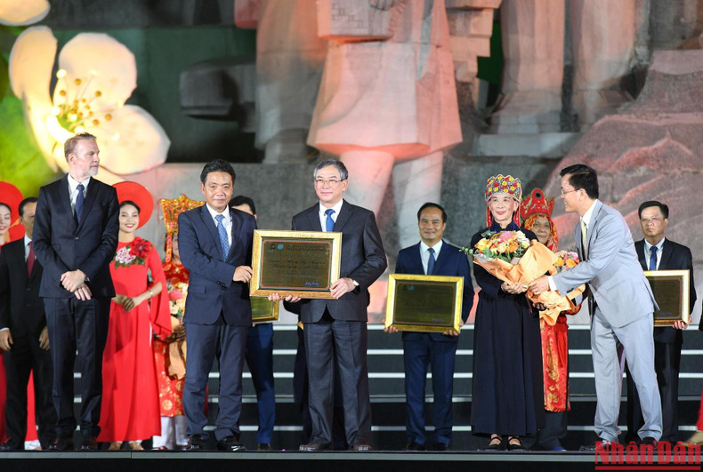 “越南岱依族、侬族和傣族天曲”人类非物质文化遗产代表作名录证书颁证仪式。