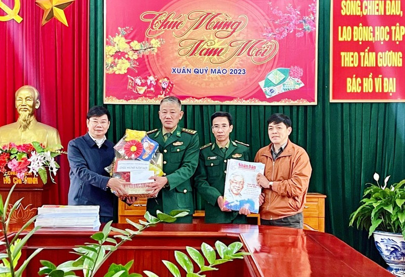 《人民报》社常驻广平代表机构代表向格龙边防屯干部、战士赠送礼物。 《人民报》社常驻广平代表机构代表向格龙边防屯干部、战士赠送礼物。