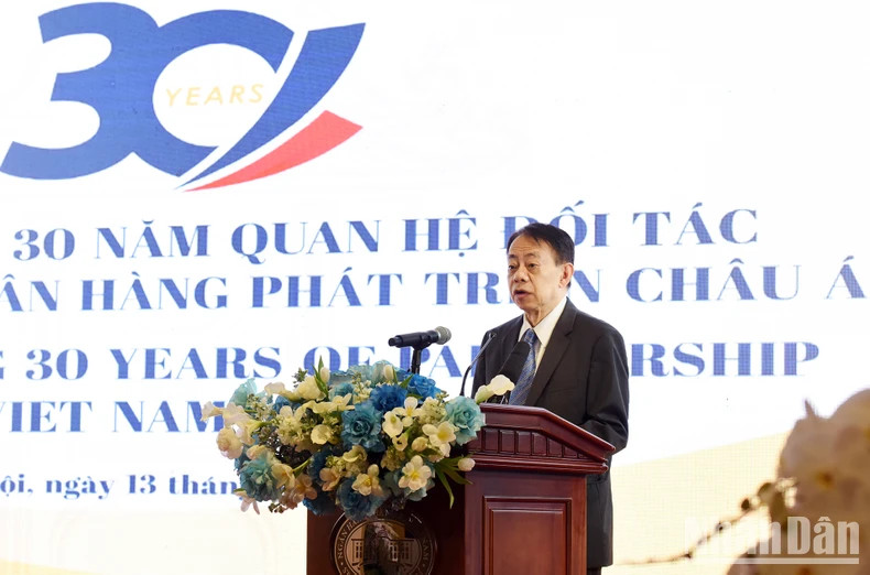 亚洲开发银行行长浅川雅嗣发表讲话。 亚洲开发银行行长浅川雅嗣发表讲话。