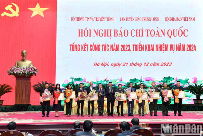 2023年在关于执行政治任务的信息、宣传工作中取得优秀成绩的集体荣获越共中央宣教部的奖状。 2023年在关于执行政治任务的信息、宣传工作中取得优秀成绩的集体荣获越共中央宣教部的奖状。