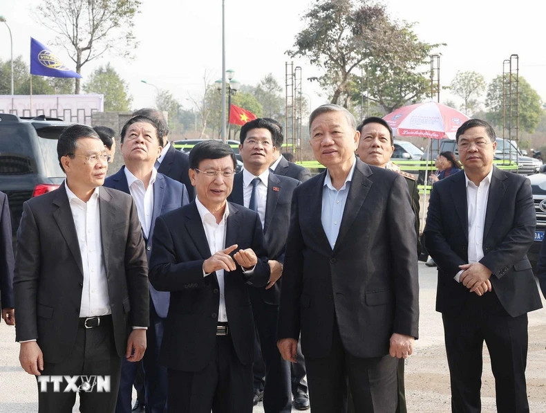 苏林总书记视察南定省综合医院项目工程。