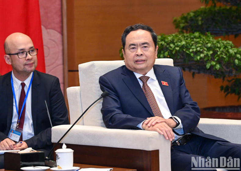 越南国会常务副主席陈青敏发表讲话。