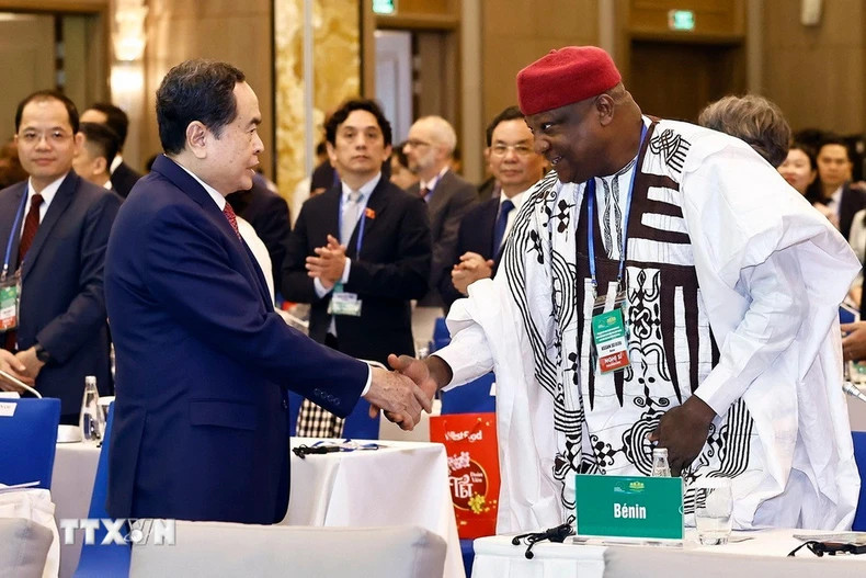 国会主席陈青敏和与会代表。