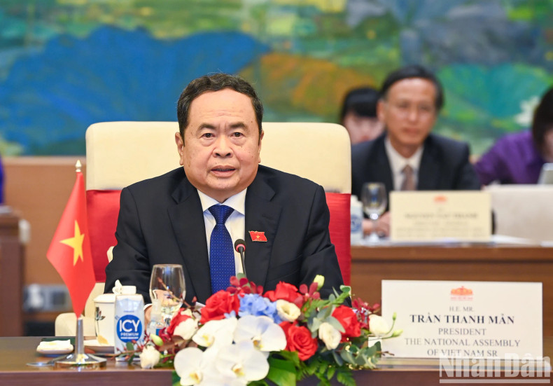 国会主席陈青敏发表讲话。 国会主席陈青敏发表讲话。