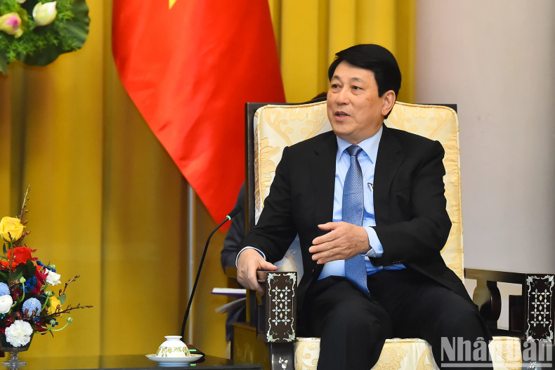 越南国家主席梁强发表讲话。