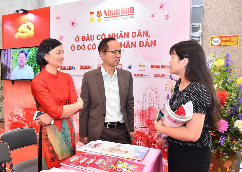 读者参观《人民报》展位。