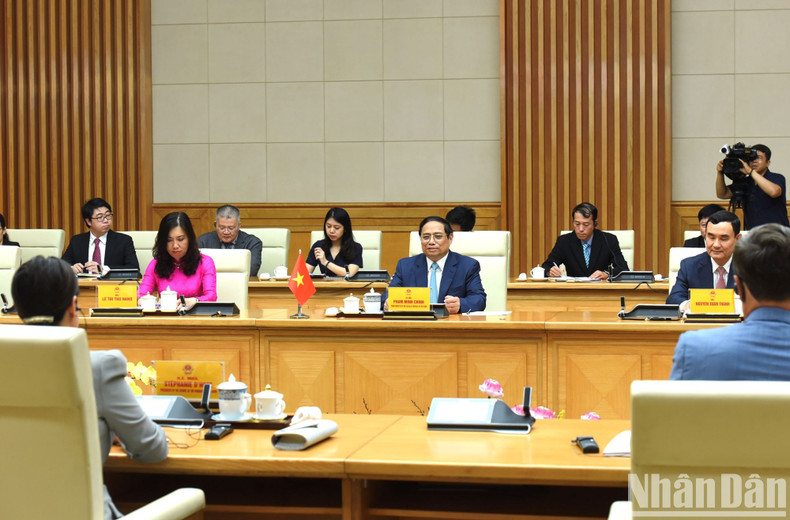 越南政府总理范明正在会见中发表讲话。