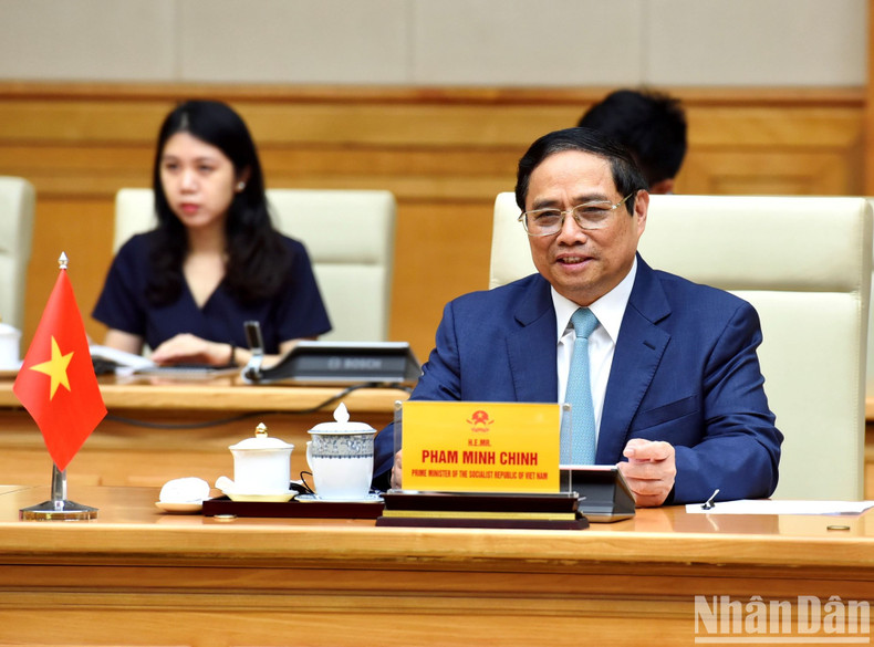 越南政府总理范明正在会见中发表讲话。