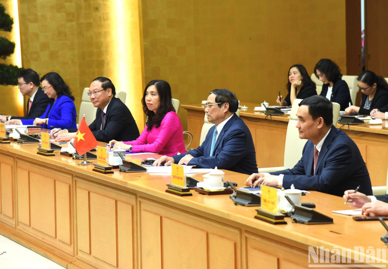 越南政府总理范明正和各部门、部委、行业领导。