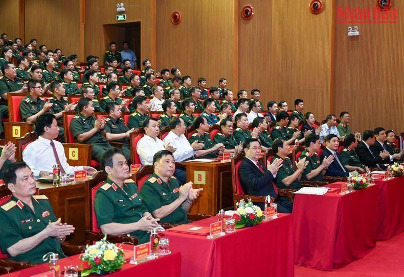 国会主席王廷惠与各位代表出席开学典礼。 国会主席王廷惠与各位代表出席开学典礼。