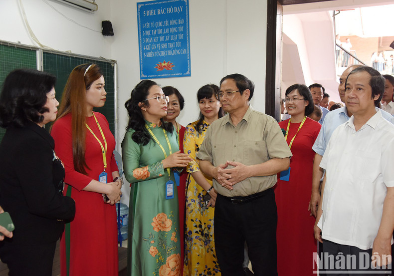 范明正总理同赫尔曼·格迈纳私立中学教师交流。 范明正总理同赫尔曼·格迈纳私立中学教师交流。