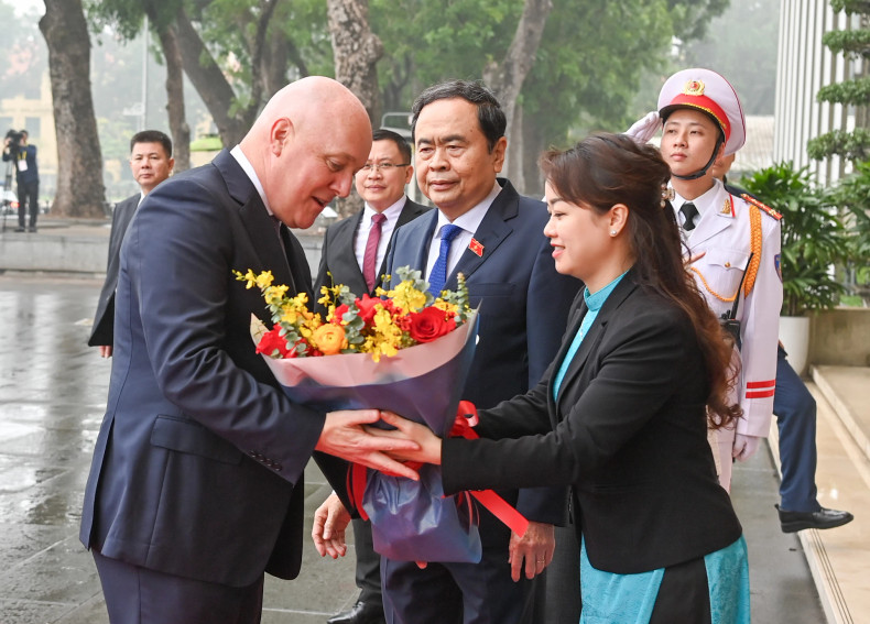 国会办公厅干部向新西兰总理克里斯托弗•卢克森赠送鲜花。 国会办公厅干部向新西兰总理克里斯托弗•卢克森赠送鲜花。