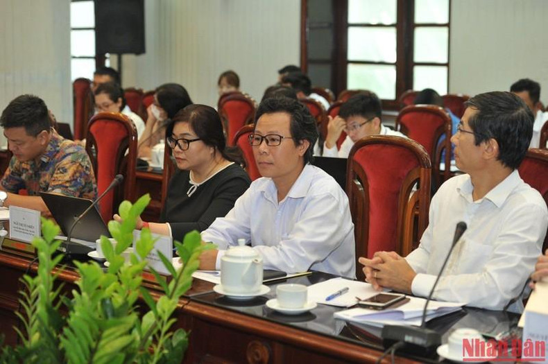 《人民周末报》部主任武梅皇出席座谈会。