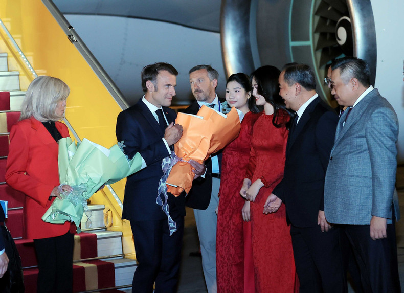 法国总统埃马纽埃尔·马克龙和夫人抵达河内,开始对越南进行国事访问。 法国总统埃马纽埃尔·马克龙和夫人抵达河内,开始对越南进行国事访问。