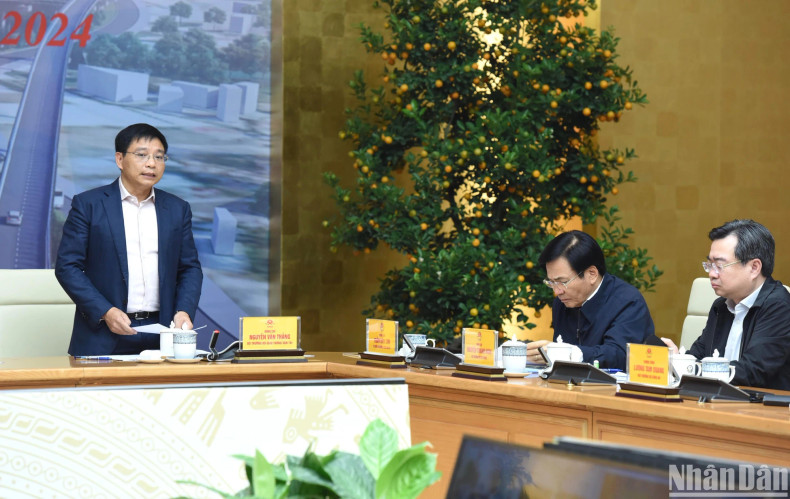 交通运输部部长阮文胜发表讲话。