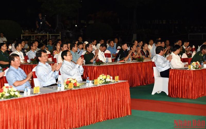 范明正总理和各位领导出席活动。 范明正总理和各位领导出席活动。