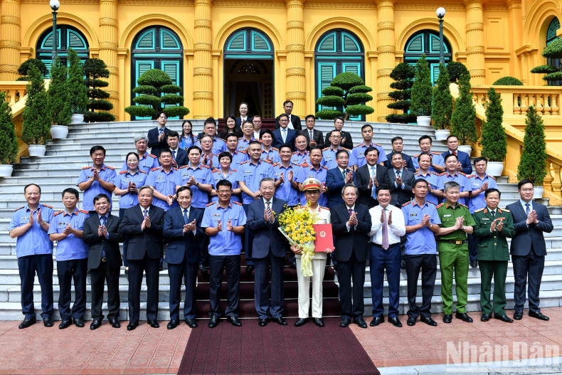 苏林总书记、国家主席和各位代表合影。