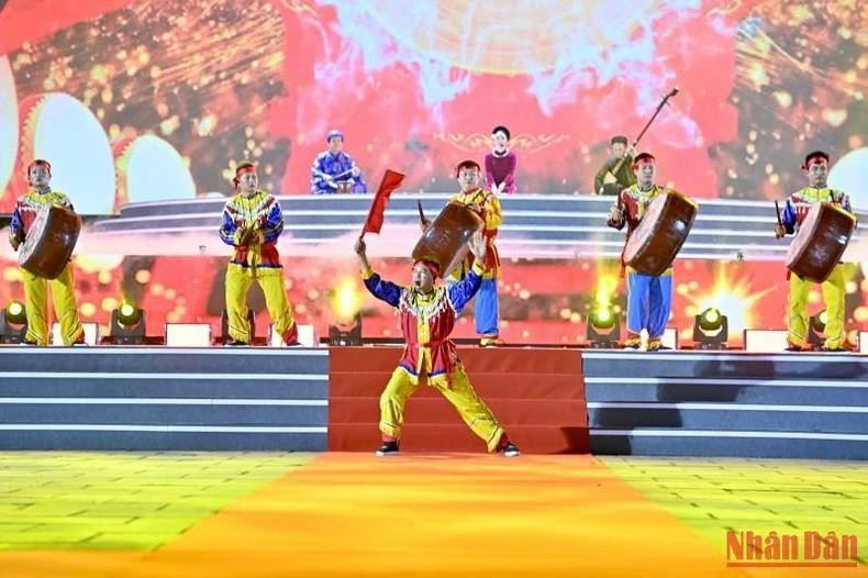 由宁平省艺人演出的节目。 由宁平省艺人演出的节目。