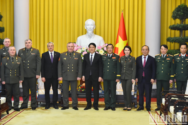 越南国家主席梁强，白俄罗斯共和国国防部长维克多·赫列宁中将和各位代表合影。