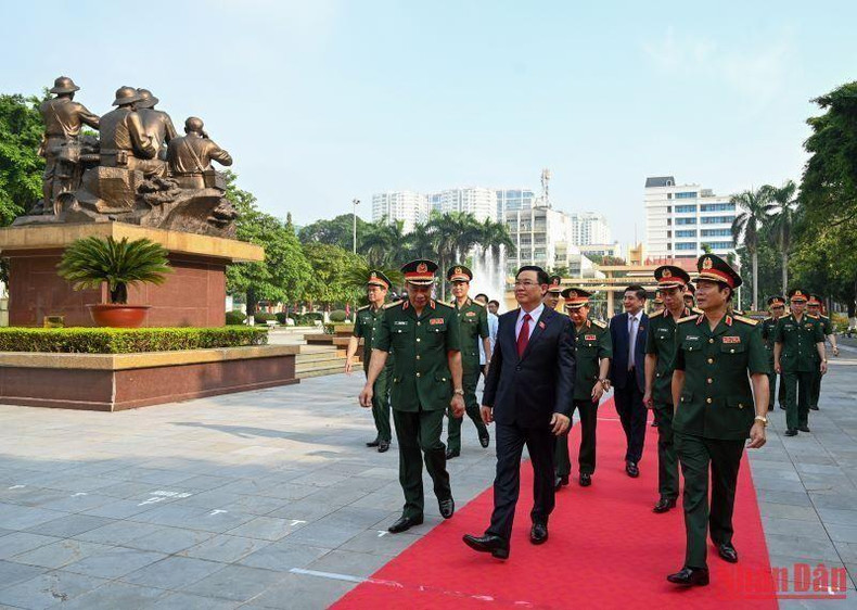 越南国会主席王廷惠出席国防学院2022-2023学年开学典礼。 越南国会主席王廷惠出席国防学院2022-2023学年开学典礼。