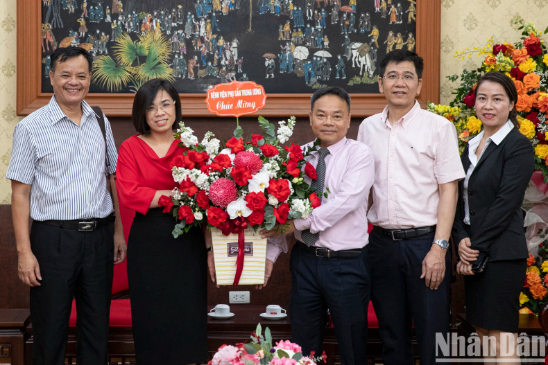《人民报》社副总编辑丁如欢和中央妇产医院副院长阮氏秋河。 《人民报》社副总编辑丁如欢和中央妇产医院副院长阮氏秋河。