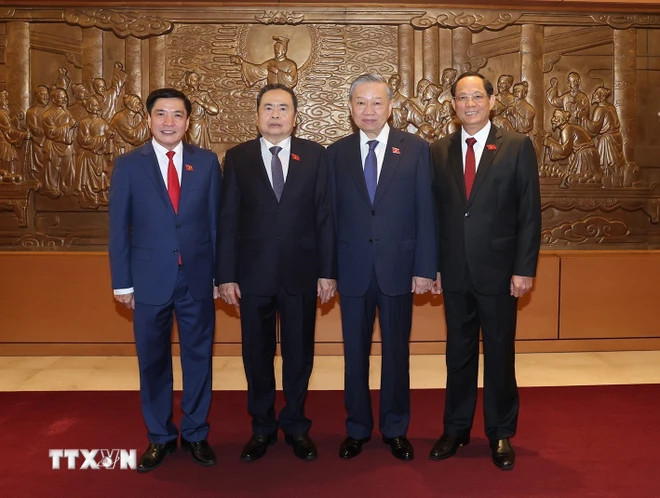 越共中央总书记、国家主席苏林和各位国会领导。 越共中央总书记、国家主席苏林和各位国会领导。